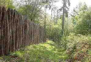 ..zu Beginn bis Mitte des 20. Jh.s schon mal eine Palisadenrekonstruktion mit Wall und Graben gestanden. 