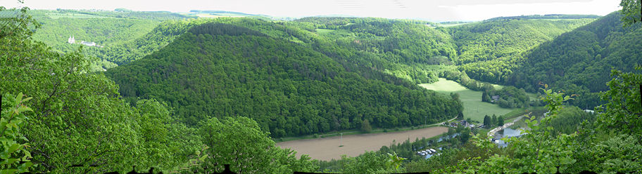 Lahntal und Blick in den Taunus mit Kloster Arnstein, rechts unten Schloss Langenau u. Schleuse Hollerich  (Fotos: KL Schmidt)